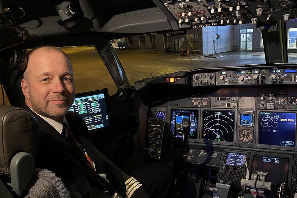 brand-plane-pilot-cockpit-norwegian-960x640.jpg