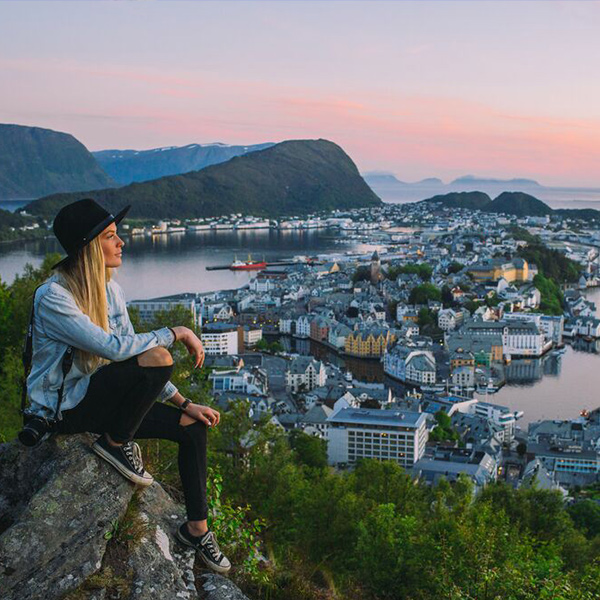 "Jente på fjellet med utsikt over Ålesund"