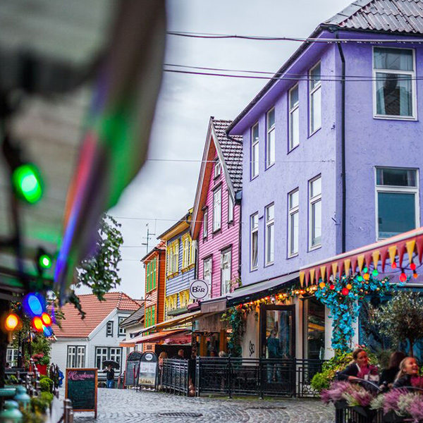 "Fargerike trehus i Fargegate i Stavanger"