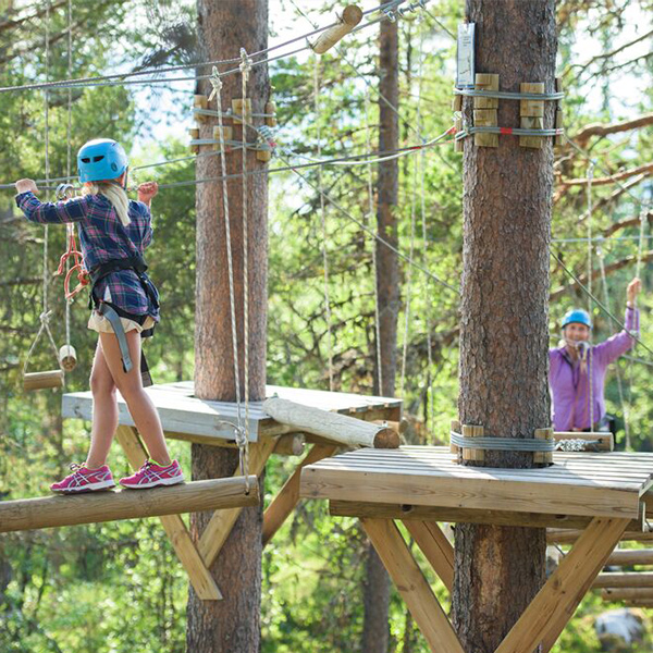 "Jente med faren sin på tur i Klatrepark i Nedstrand"