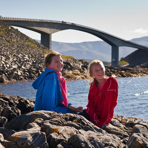 "To jenter nyter utsikten til atlanterhavsveien""