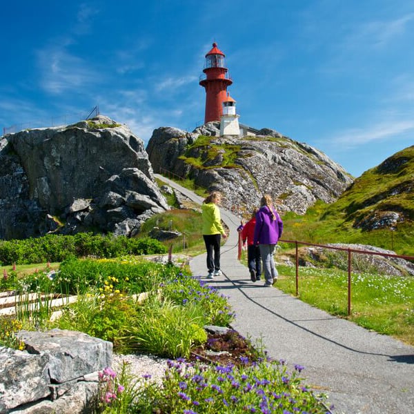 "Folk på tur til Ona fyr på øyen Onakalven"