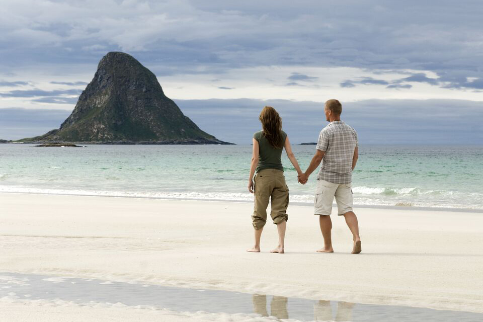"Par går langs havet ved Bleik, Andenes"