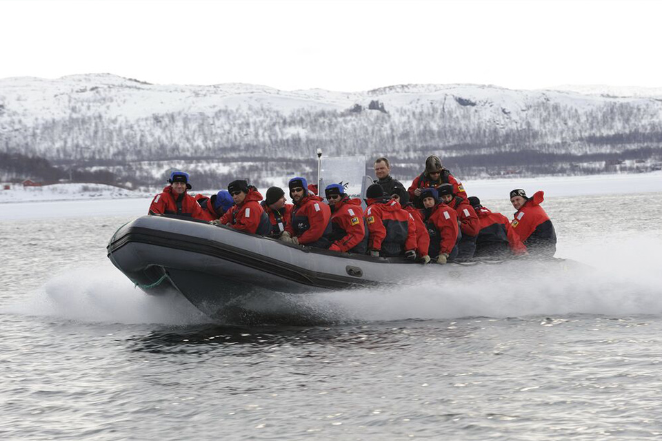 "Båt rafting i havet ved Kirkenes"