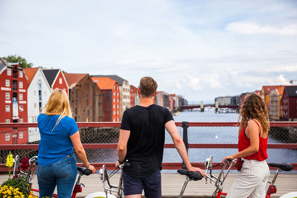 "Gruppe på sykeltur i Trondheim"