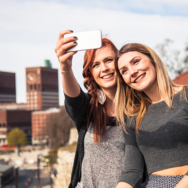 Alt:"Jenter tar selfie foran Rådhuset i Oslo"