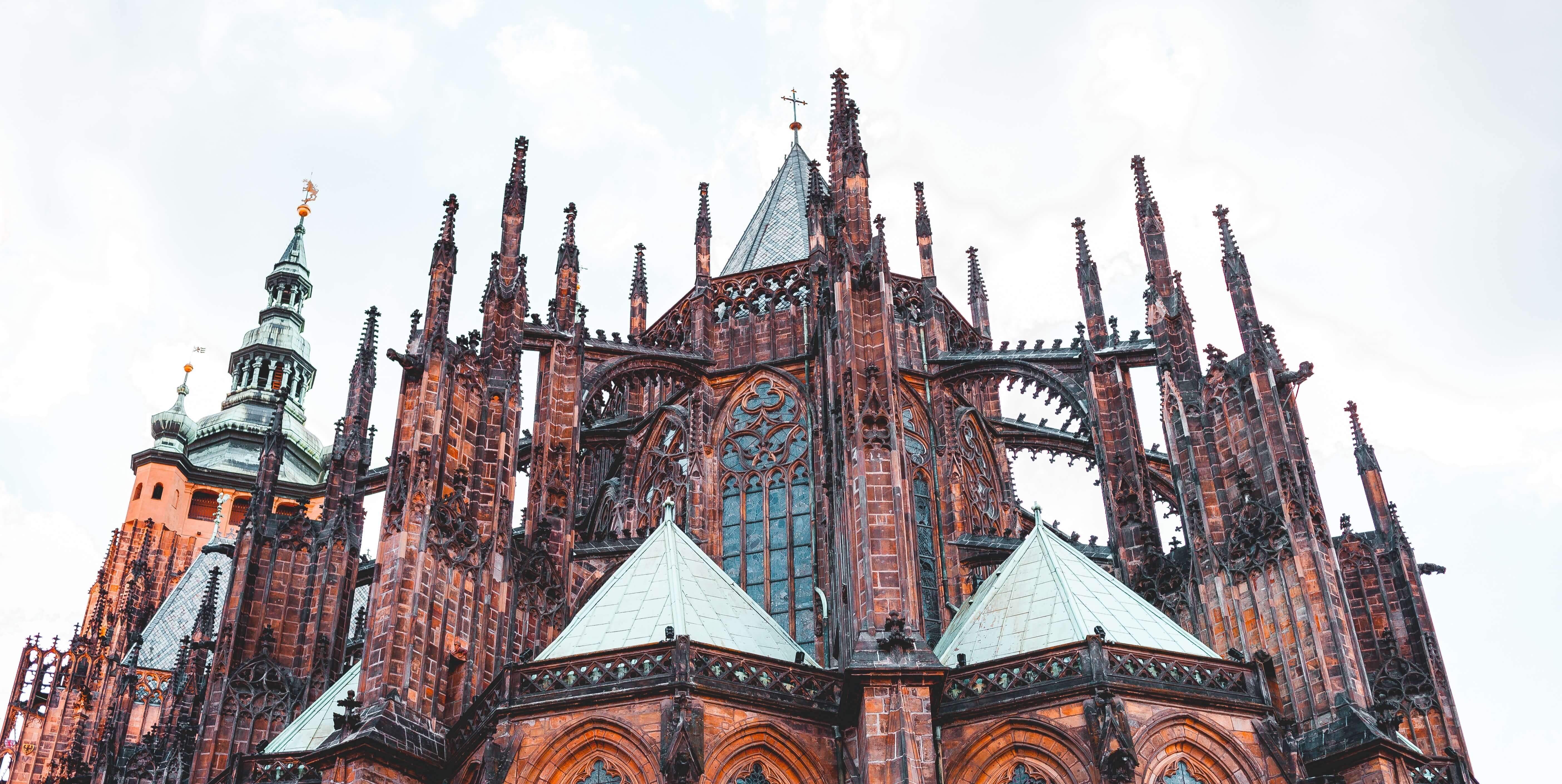 katedral i rød stein med høye spir