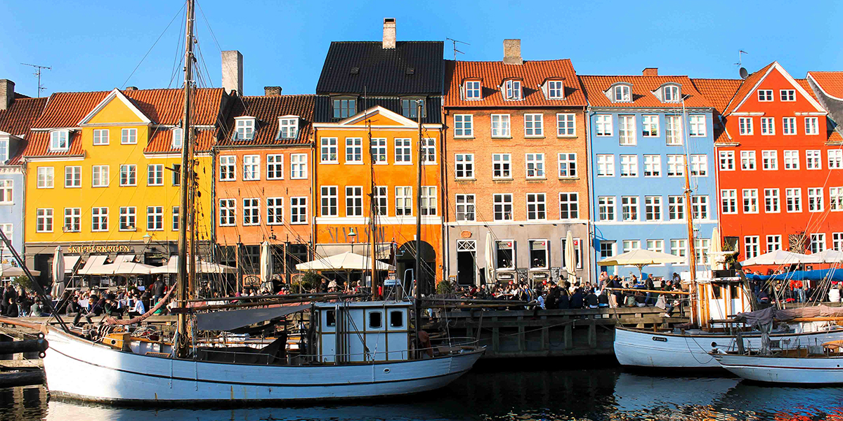 Fargerike hus og båter i Nyhavn