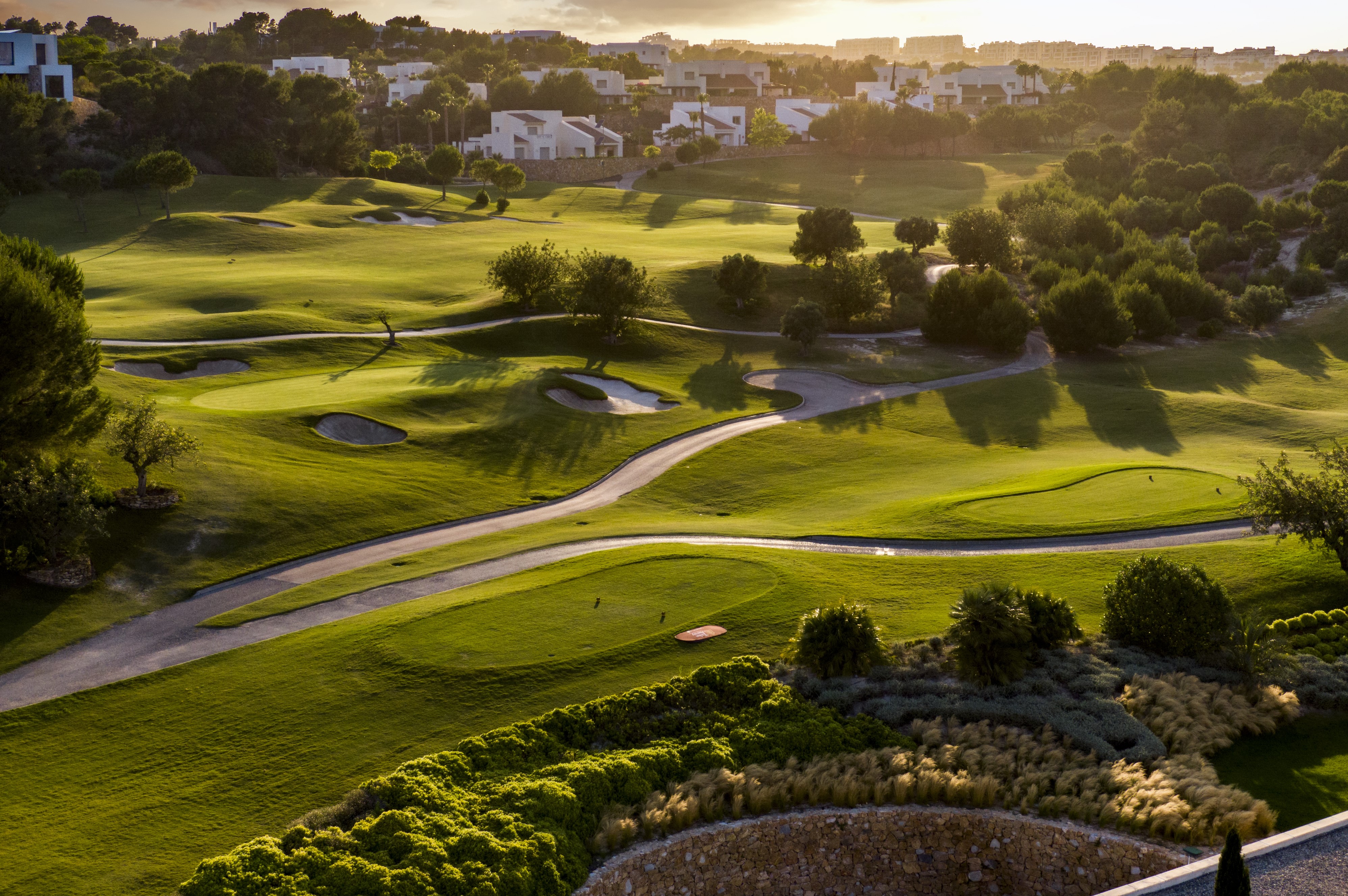 golfbane med hav i horisonten