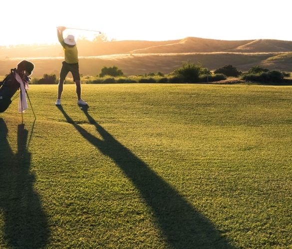 Golfer i full sving
