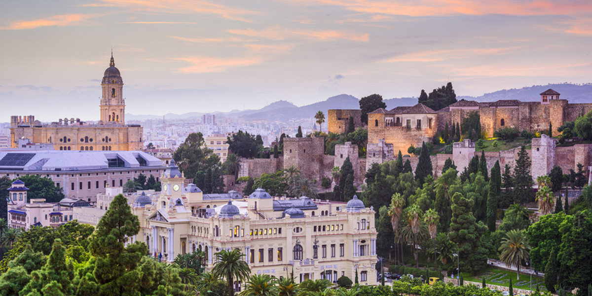 Oversiktsbilde av Malaga i den blå timen