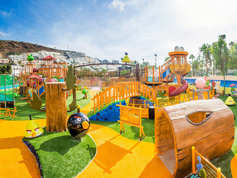 fargerik utendørspark med angry birds tema