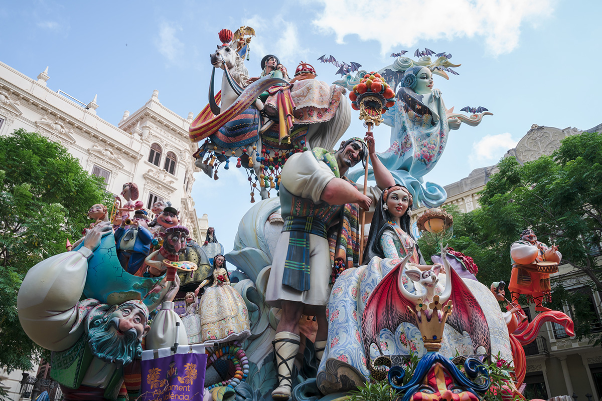 Pappfigurer i en parade i en by