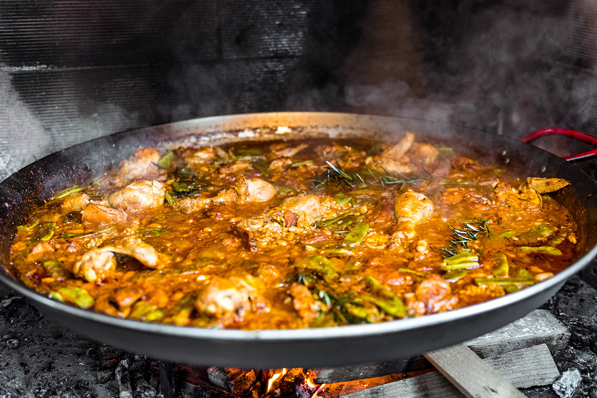 Matretten paella på en åpen flamme