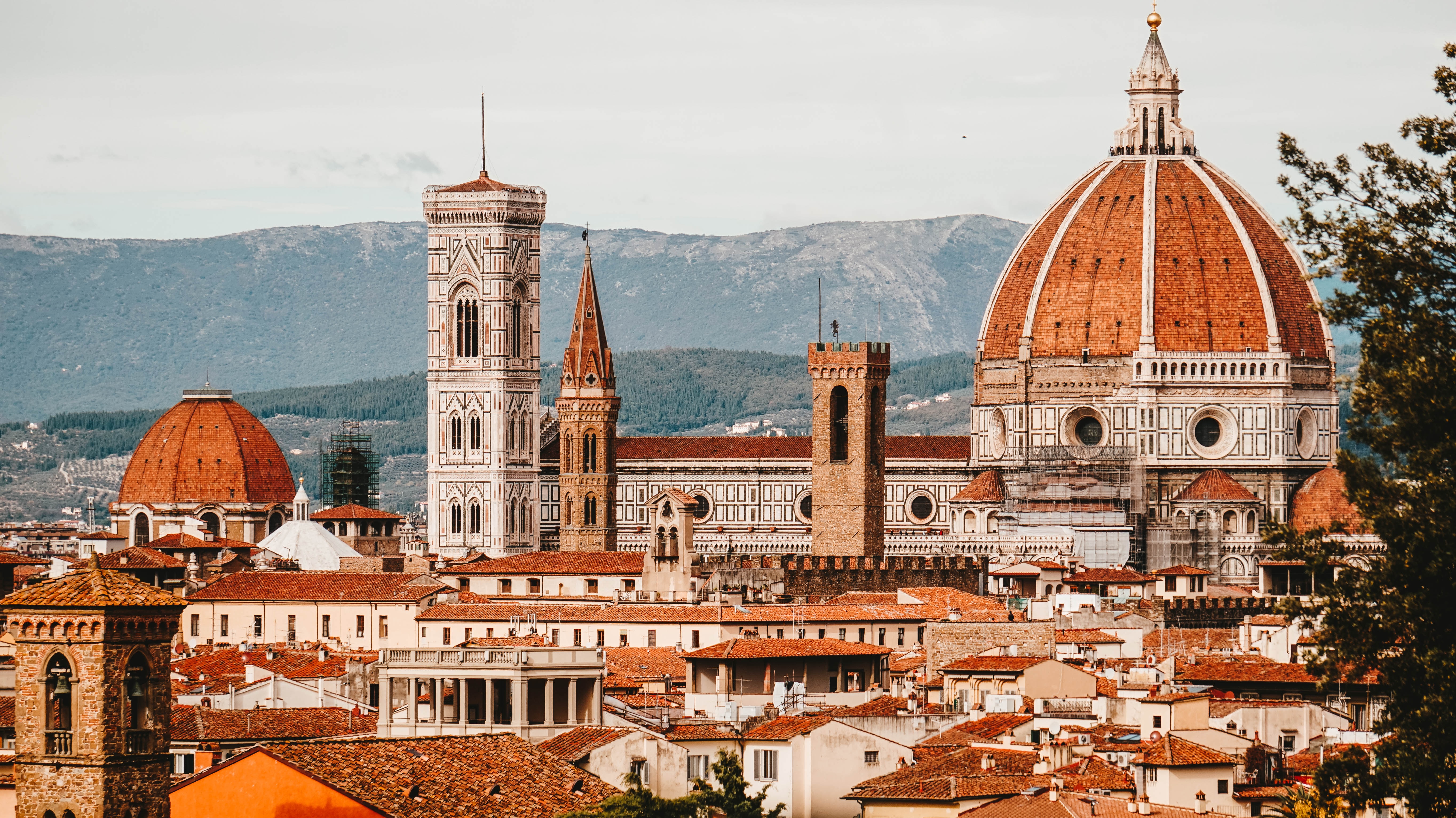 Toppen av ikoniske bygninger i Firenze