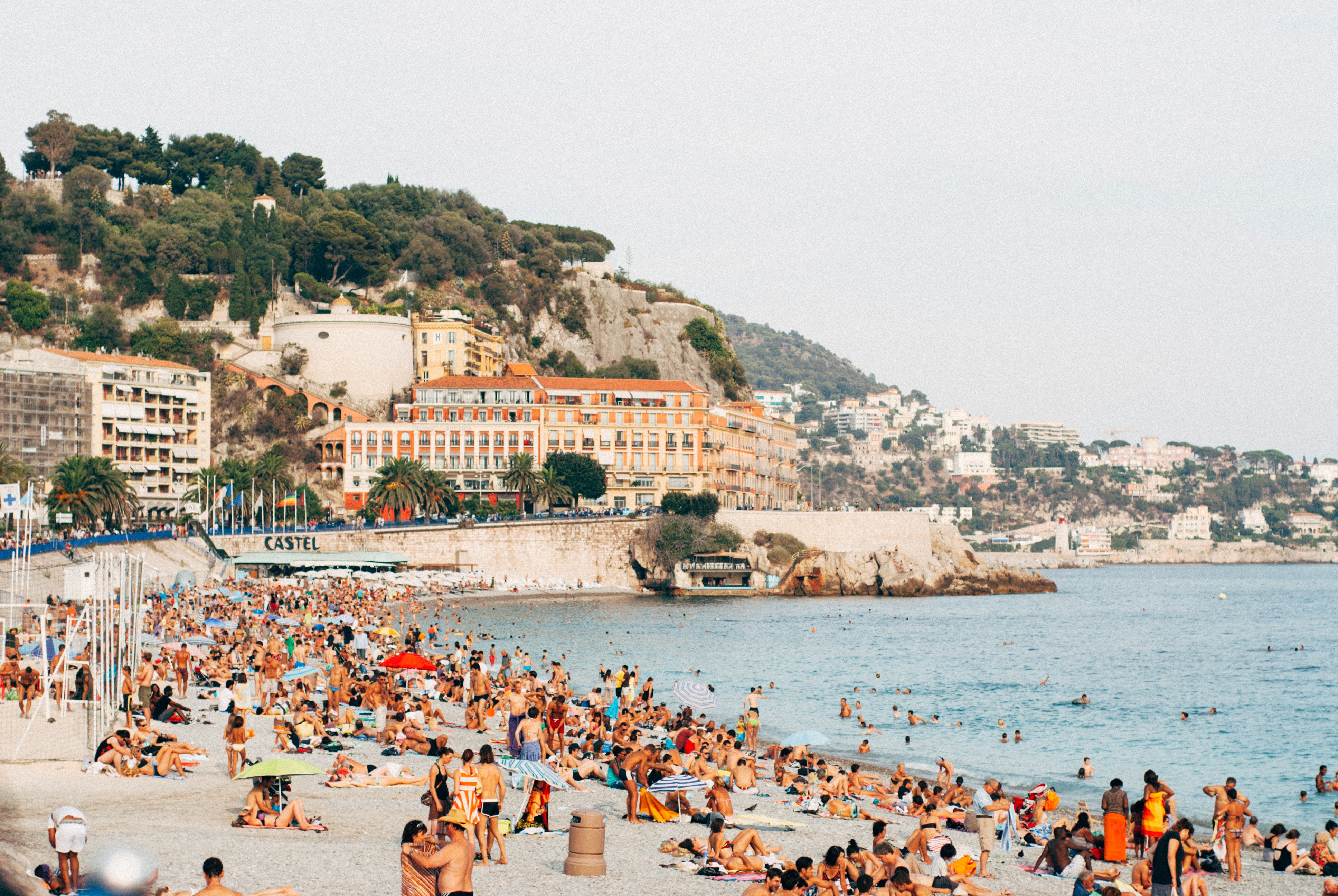 Bystranden I nice fult opp av mennesker