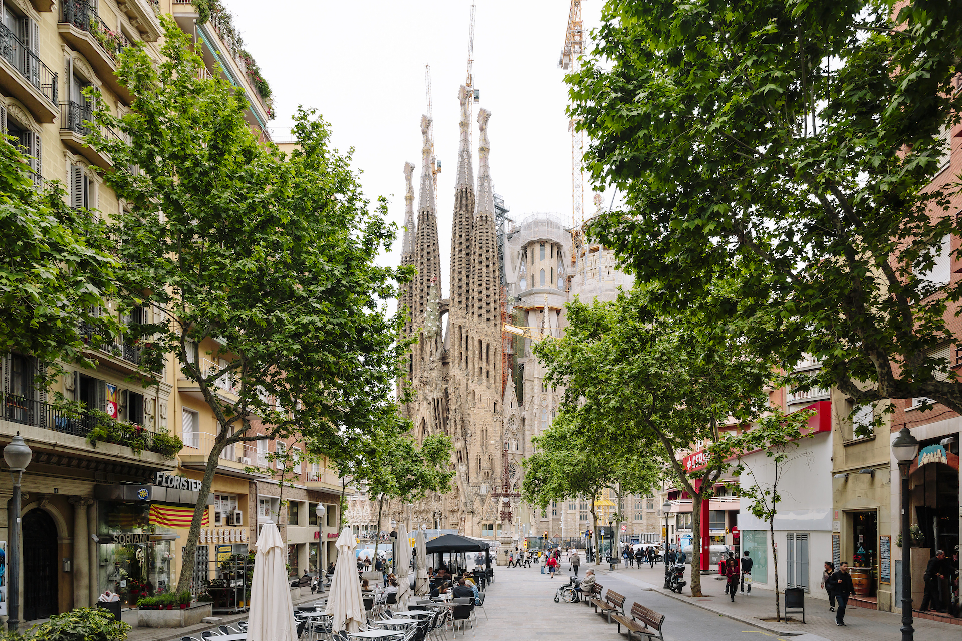 Sagrada familia sett fra gaten