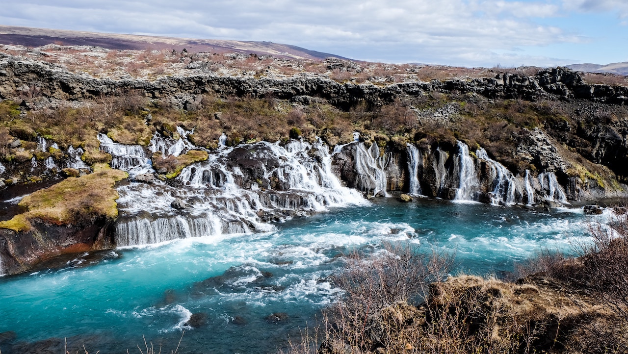 Store vannmasser faller ned fossefallene og danner skum