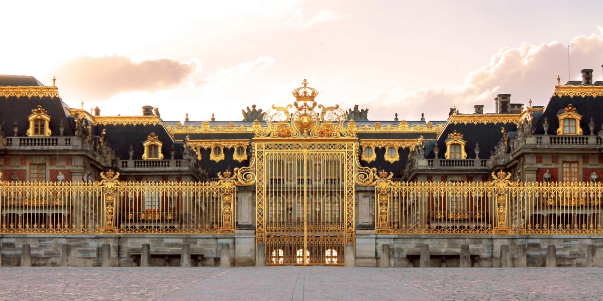 Versailles med sine forgylte porter i gull