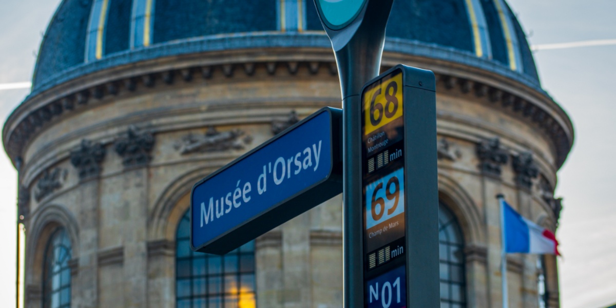 Et veiskilt der det står Musée d'Orsay med museet i bakgrunnen