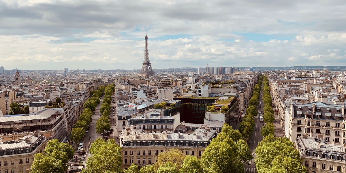 Oversiktsbilde av Paris med Eiffeltårnet i bakgrunnen