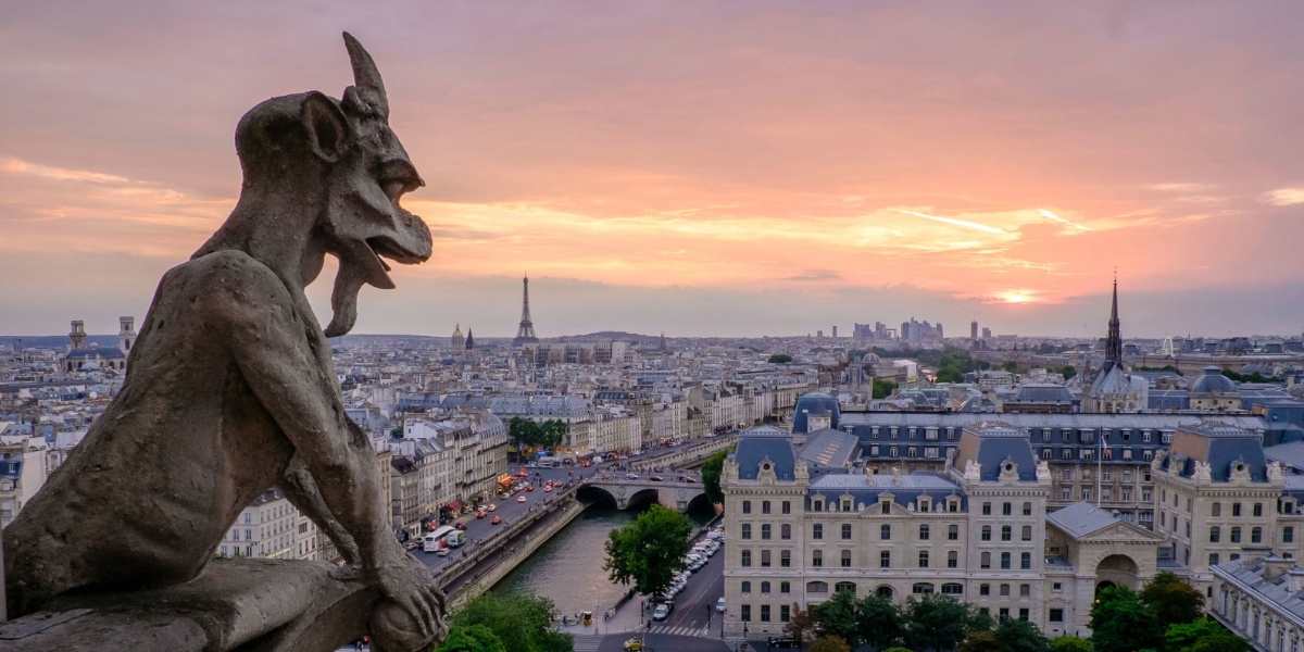 Oversiktsbilde av Paris i skumringen med bilde av en skummel statue