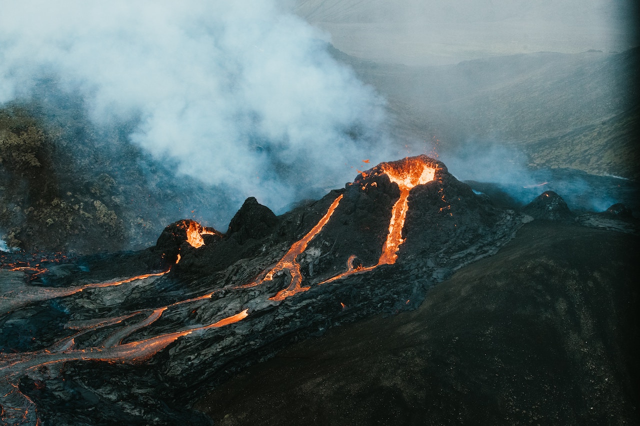 Lava renner ut av en vulkan