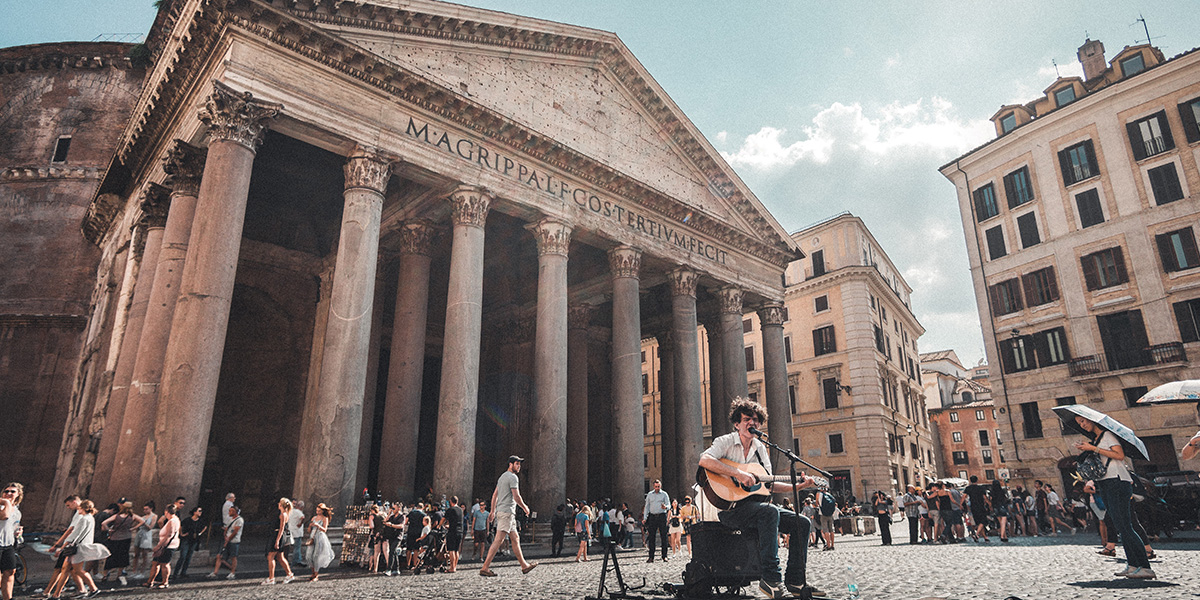Pantheon i Roma med et menneske som spiller utenfor
