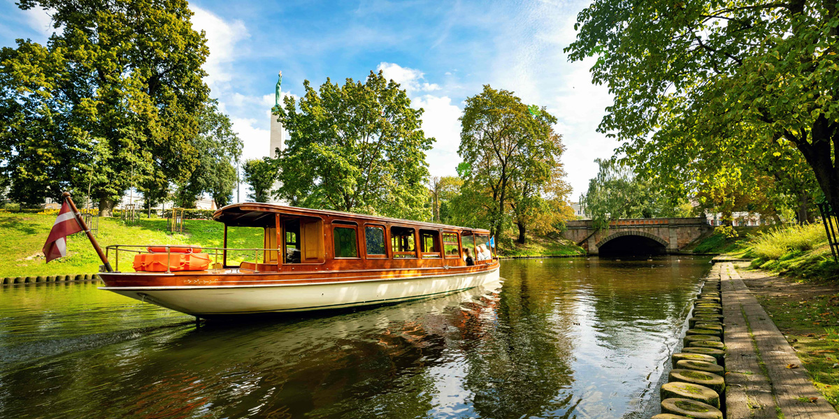 trebåt på kanal