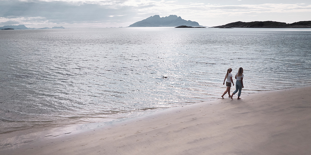 To jenter på en strand i Bodø