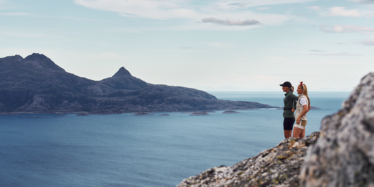 To jenter nyter utsikten fra Keiservarden mot øya Landegode