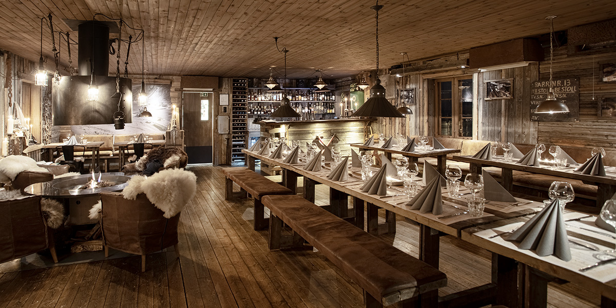 Innsiden av en hyggelig restaurant med trebord
