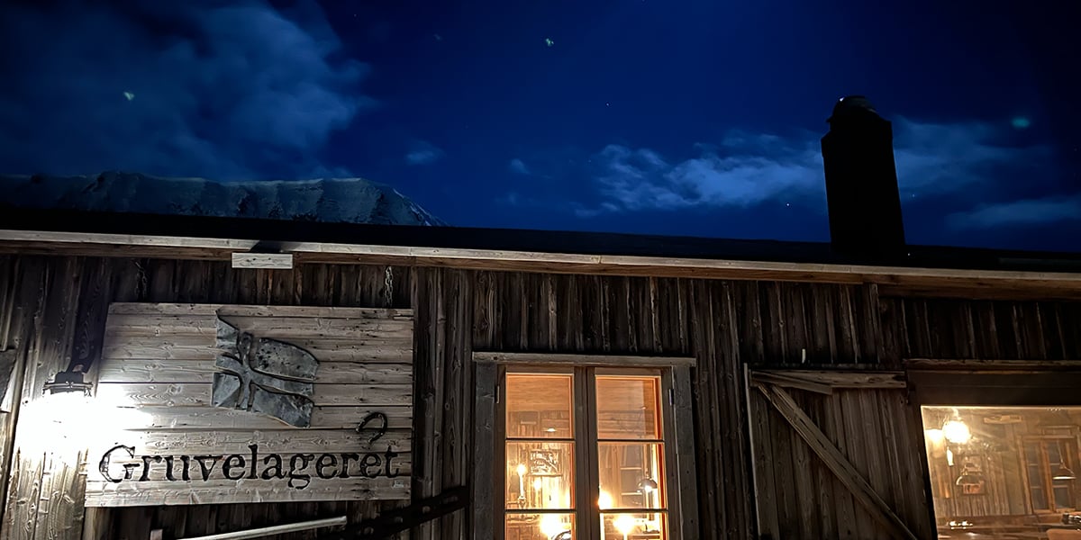 En trekoie med et skilt der det står Gruvelageret