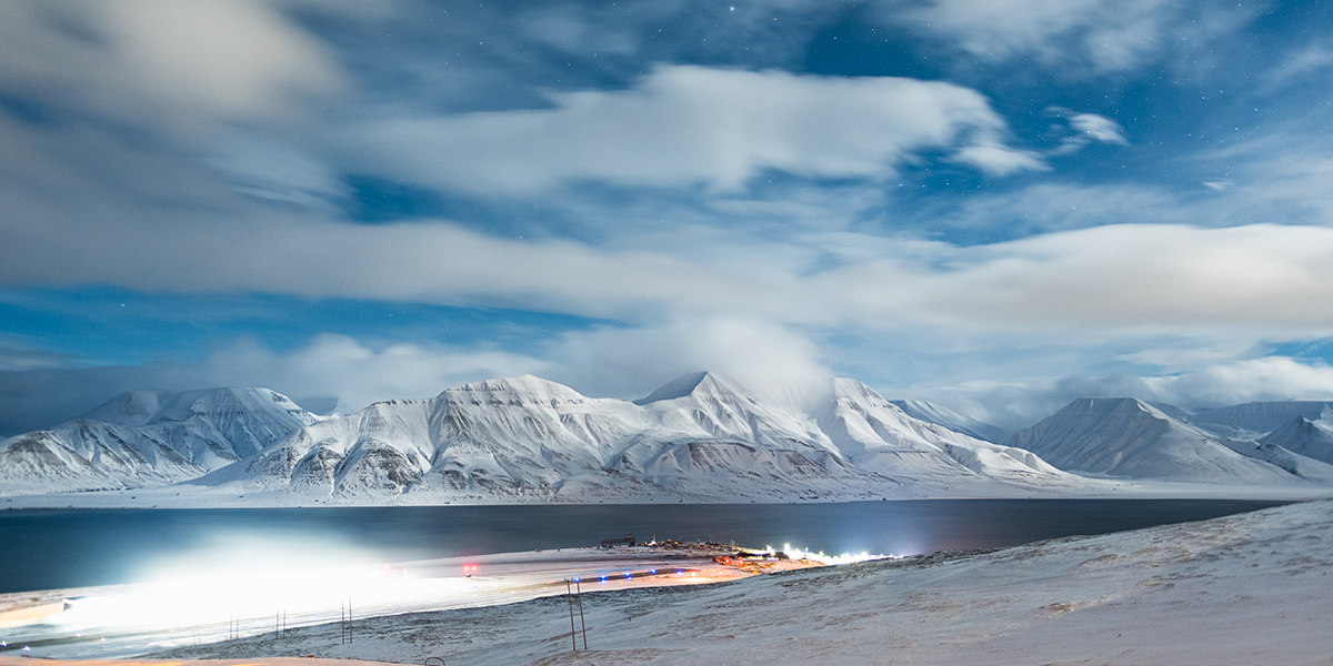 Vinterlandskap på Svalbard med snøkledde fjell