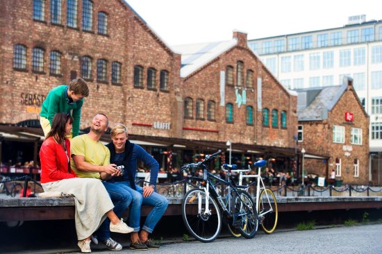 Venner ler og prater ved Solsiden