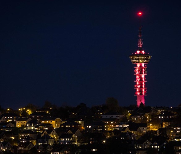 Tyholttårnet lyser opp i natten