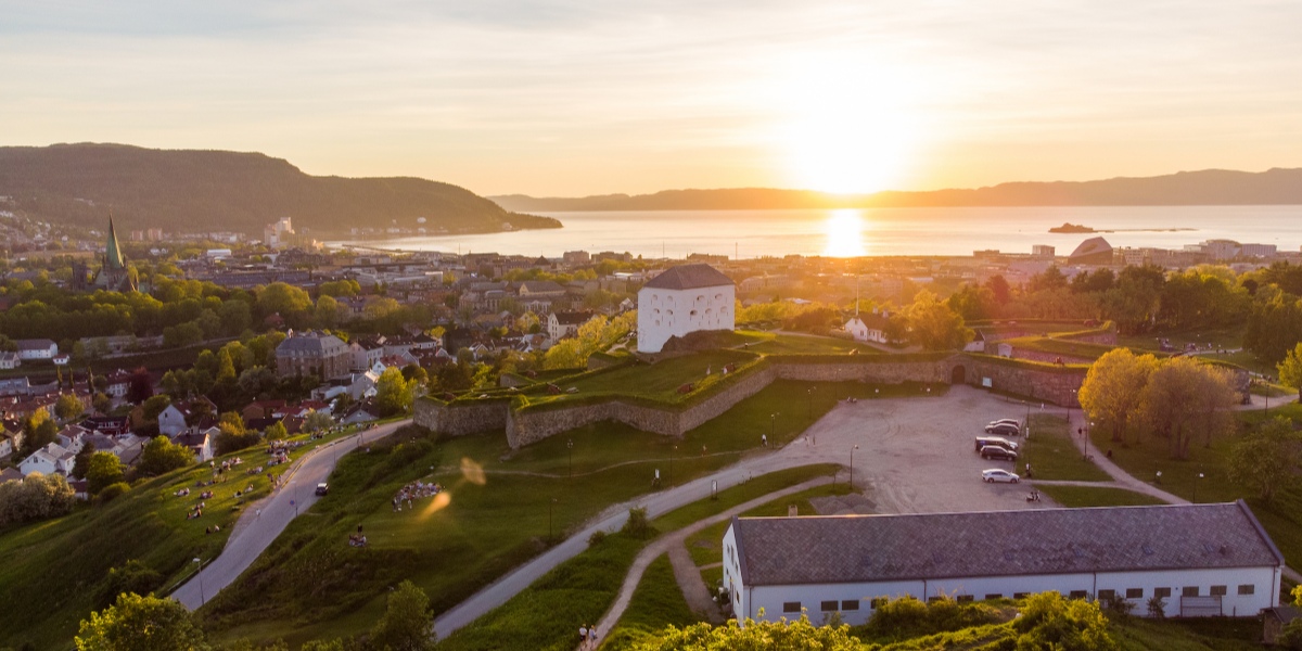 Kristiansten festning i solnedgang sett i fugleperspektiv