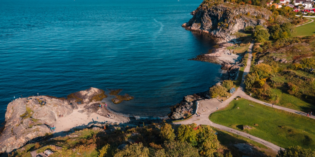Vakker natursti som går langs vannet om sommeren