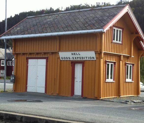 Hell togstasjon er et gult trehus med et skilt som tiltrekker mange turister.
