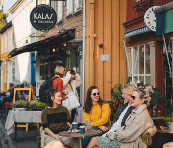 Lokale som koser seg på kafe på Bakklandet