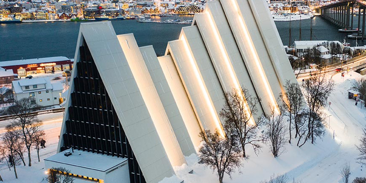 Ishavskatedralen i Tromsø i et snøkledd landskap