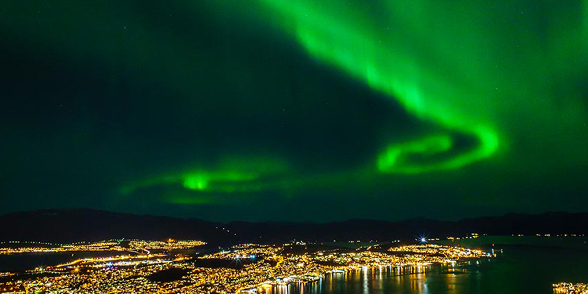Nordlys en vinterkveld over Tromsø-by