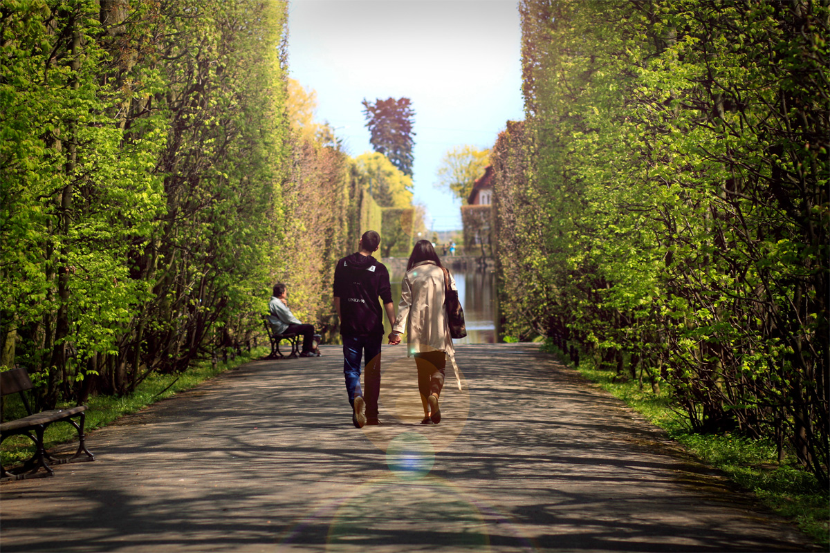 par går sammen i en park