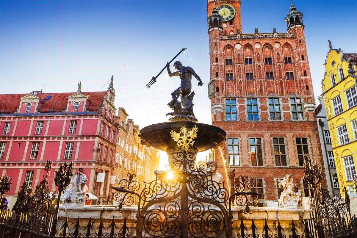 fontene med mann med spyd foran gamle bygninger i gdansk