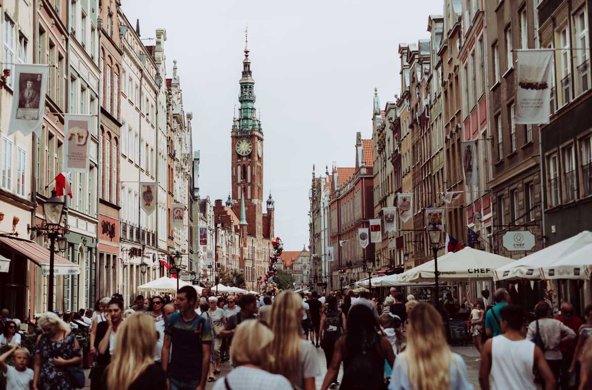 Shoppinggate full av mennesker