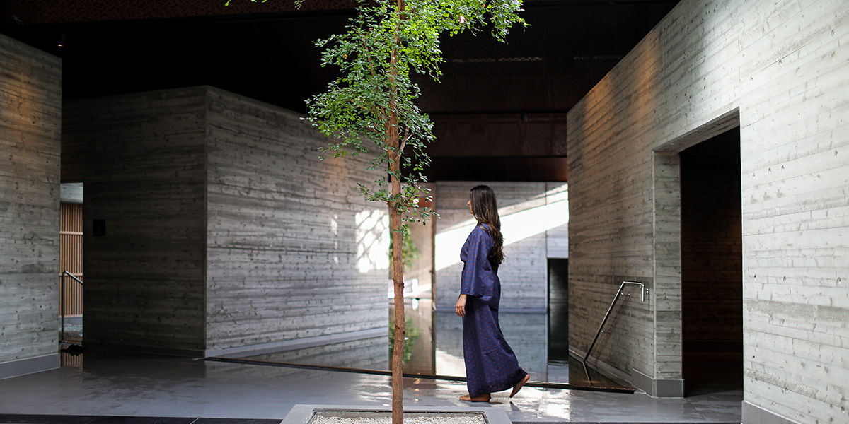 En kvinne i en kimono i et japansk badeanlegg