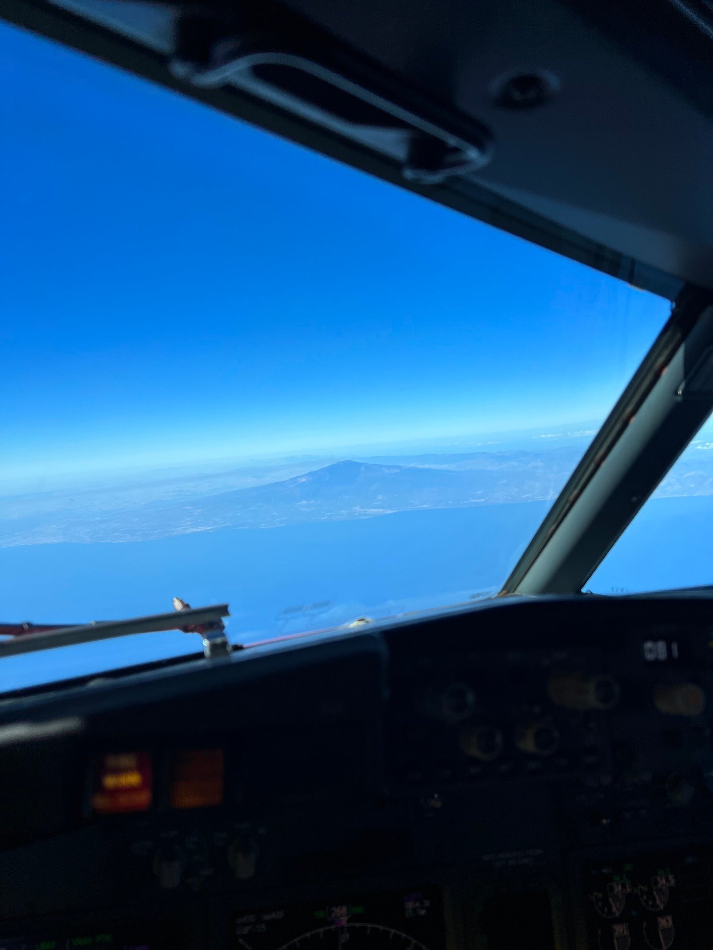 utsikt til vulkan fra et fly som er i luften