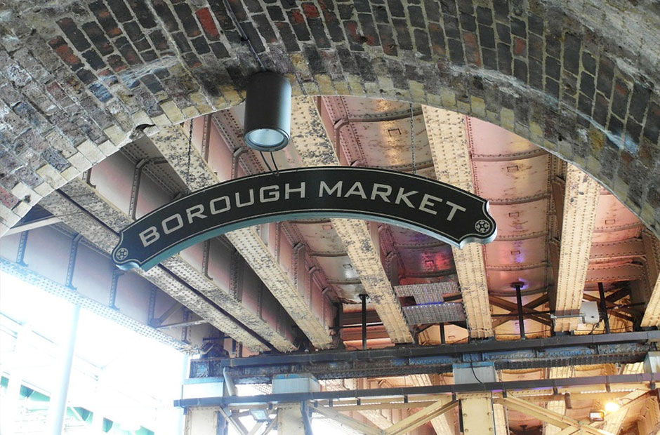 skils som henger i tak av murstein. det står "borough market"