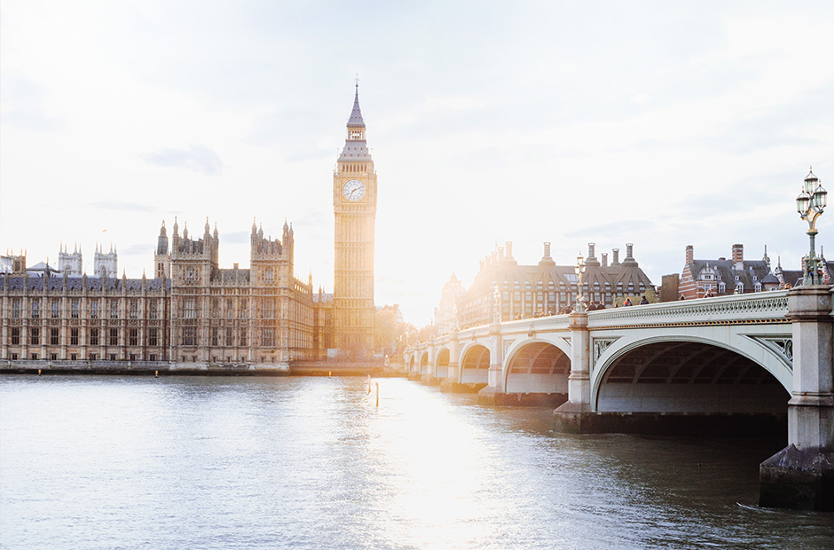bilde av det britiske parliamentet ved elven i solnedgang