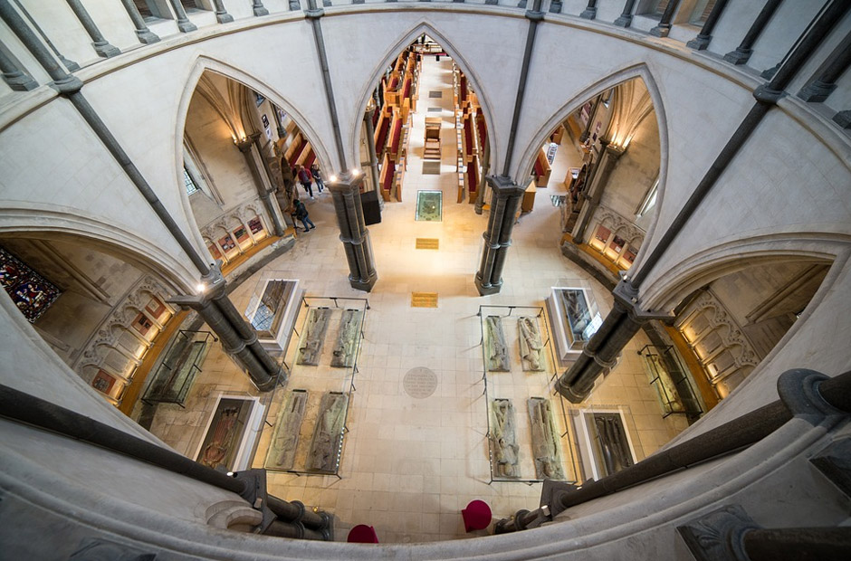 bilde fra andre etasje i en kirke hvor man kikker ned på hovedsalen.